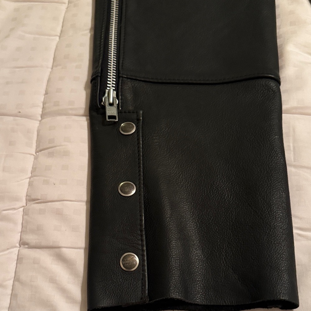 Harley-Davidson Black Leather Gear women’s chaps for riding when it is cold out - Picture 5 of 5